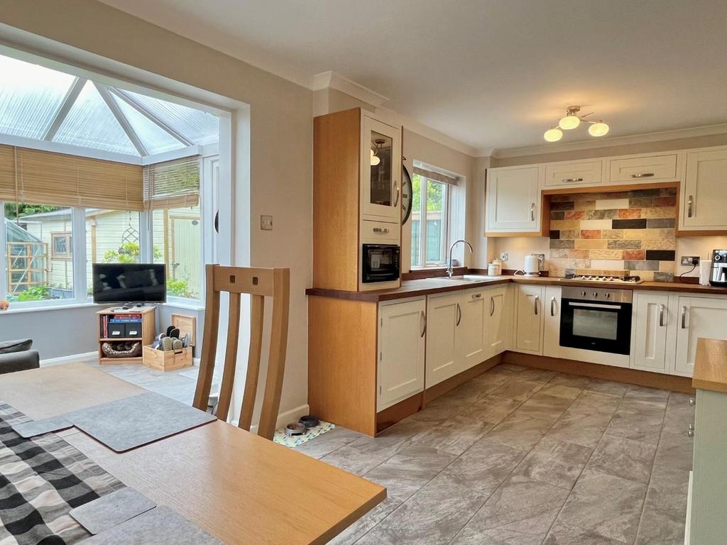 Kitchen 2.jpg