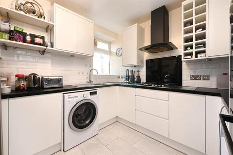 2 bedroom flat for sale, Colville House, Waterloo Gardens, London