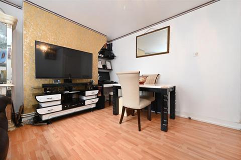 2 bedroom flat for sale, Colville House, Waterloo Gardens, London