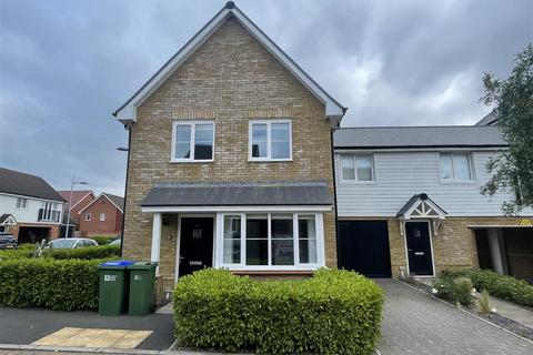 3 bedroom semi-detached house to rent, Lots Drive, Faygate RH12