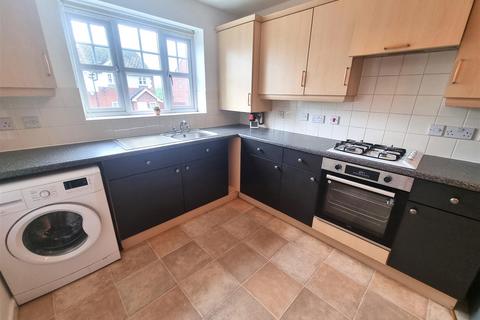 3 bedroom semi-detached house to rent, Wharfedale Close, Leeds