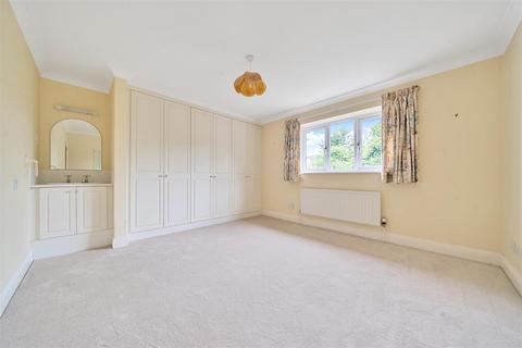 4 Collards Gate, Haslemere, GU27 2HE