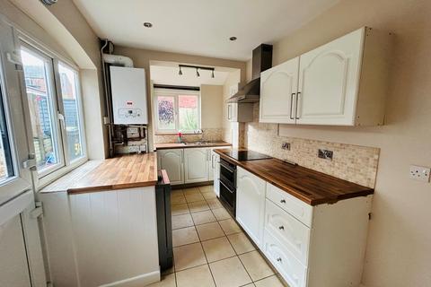 2 bedroom end of terrace house to rent, The Leys, Evesham