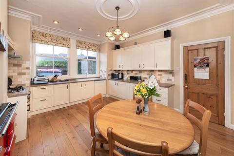 4 bedroom end of terrace house for sale, Springfield Mount, Addingham LS29