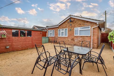 2 bedroom semi-detached bungalow for sale, Waalwyk Drive, Canvey Island SS8