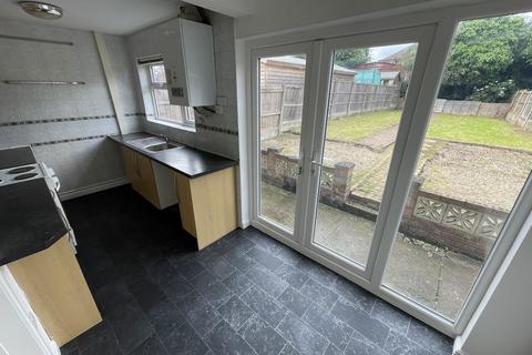 3 bedroom semi-detached house to rent, BRIERLEY HILL - Bryce Road