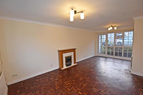 2 bedroom apartment to rent, The Glade, Scarborough YO11