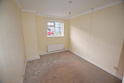 2 bedroom apartment to rent, The Glade, Scarborough YO11