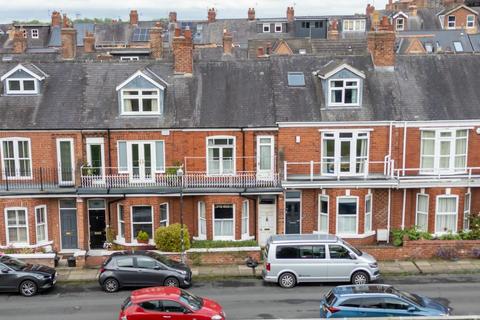 3 bedroom terraced house for sale, Knavesmire Crescent, York