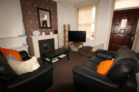 4 bedroom detached house to rent, Welton Place, Hyde Park, Leeds, LS6 1EW