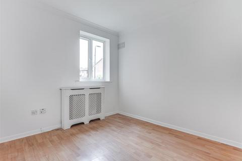 2 bedroom flat for sale, Linwood Crescent, Enfield