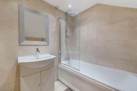 2 bedroom flat to rent, Portland Place, London