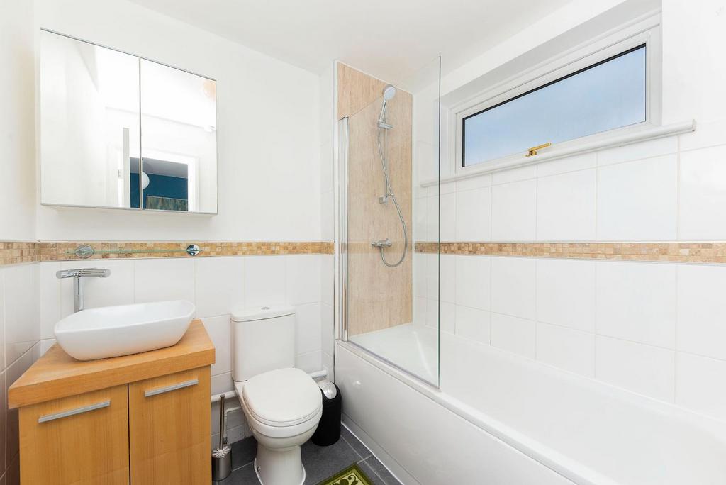 Photo 14 Ensuite to Room 5.jpg