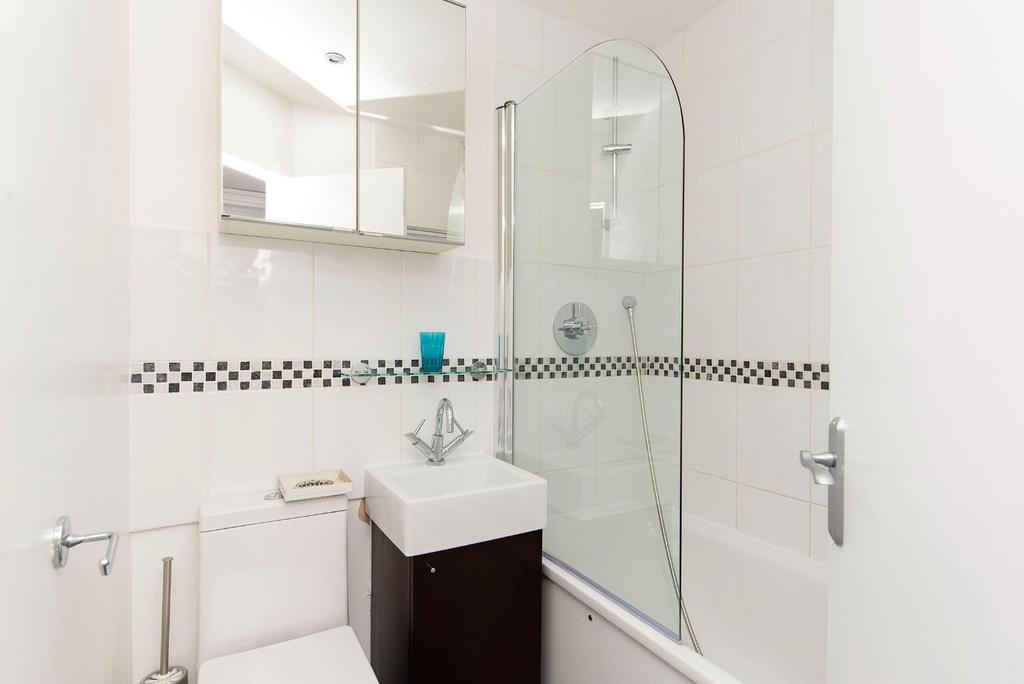 Photo 12 Ensuite to Room 4.jpg