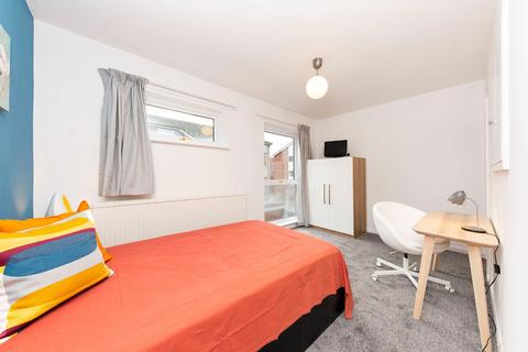 2 Carlisle Close, Kingston Upon Thames, KT2 7AU