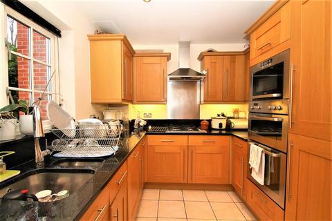 3 bedroom flat to rent, Sycamore Lodge, Cottage Close, Harrow on the Hill