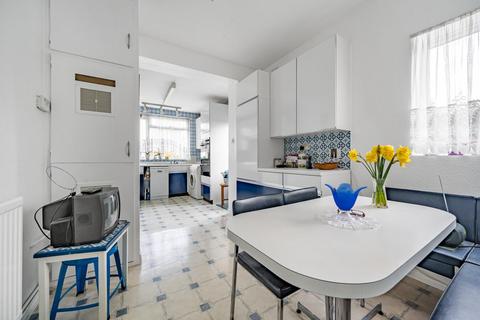 2 Chiddingfold, London, N12 7EY