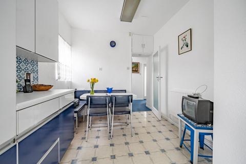2 Chiddingfold, London, N12 7EY