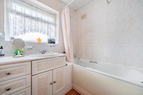 2 Chiddingfold, London, N12 7EY
