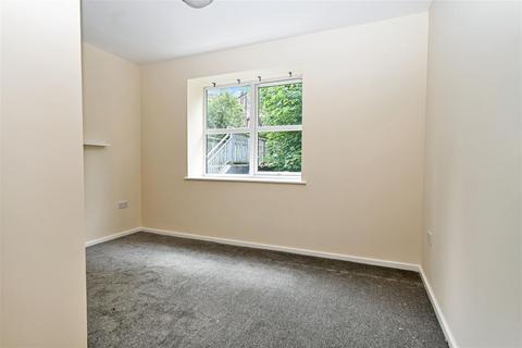 2 bedroom apartment to rent, Brackendale Lodge, Bradford