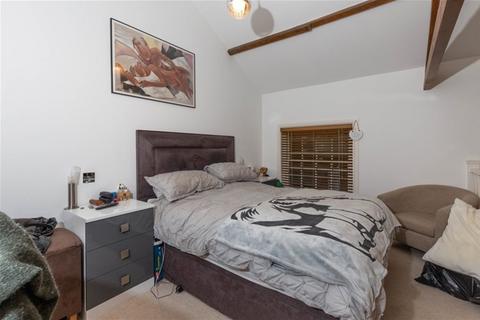 2 bedroom flat to rent, High Street, Tring, Tring