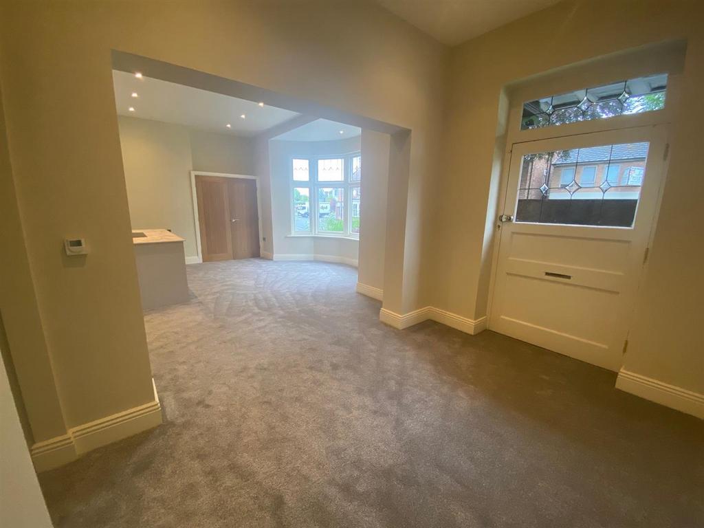 Flat 2 14.jpg