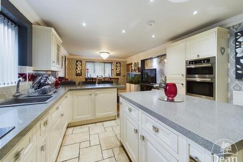 5 bedroom detached house for sale, Tramway Road, Ruspidge, Cinderford