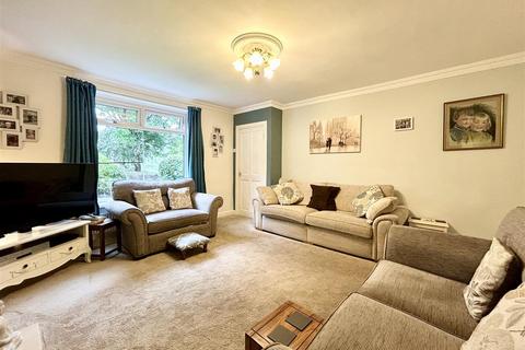 3 bedroom end of terrace house for sale, Turnshaw Road, Kirkburton, HD8 0TL