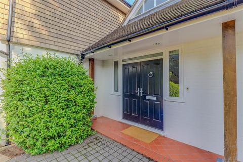 6 bedroom house to rent, Mark Way, Godalming GU7