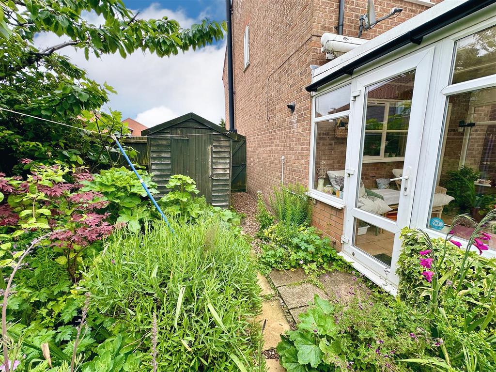 Garden to side.jpg