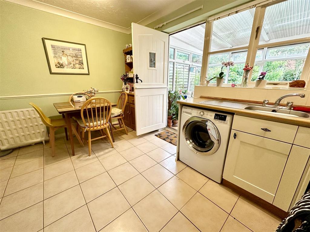 Kitchen diner to conservatory.JPEG