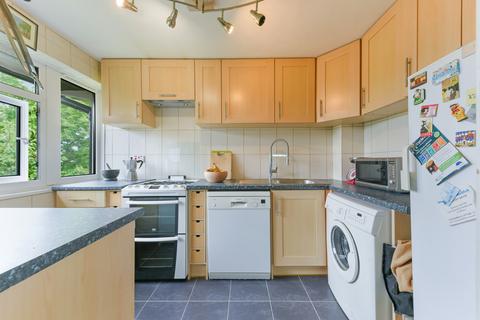 2 bedroom flat to rent, St Annes Hill, SW18