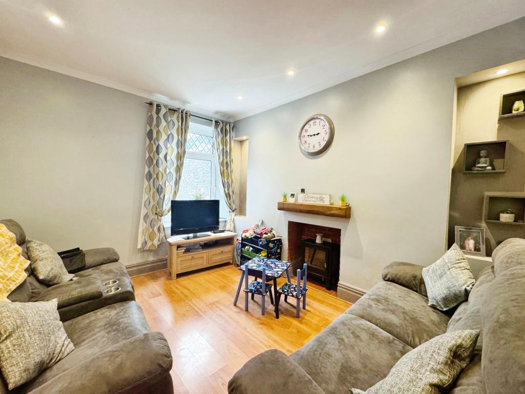 James Street, Pontarddulais, Swansea... 3 bed semidetached house for