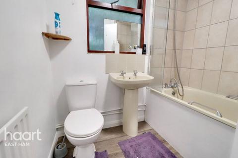 22 Hameway, London, E6 6HR