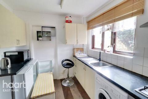 22 Hameway, London, E6 6HR