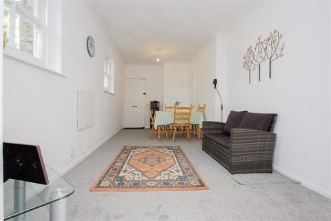 2 bedroom flat for sale, Available With No Onward Chain On Outskirts Of Cranbrook