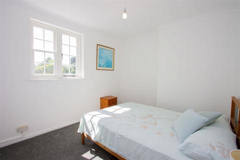 2 bedroom flat for sale, Available With No Onward Chain On Outskirts Of Cranbrook