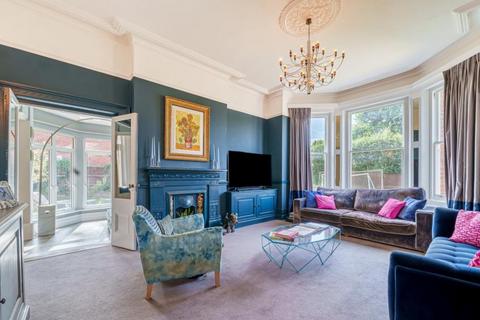 9a Pine Grove, Weybridge, KT13 9BA