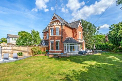 9a Pine Grove, Weybridge, KT13 9BA