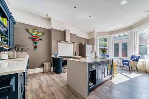 9a Pine Grove, Weybridge, KT13 9BA