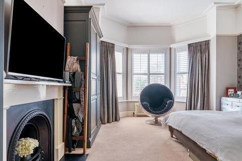 9a Pine Grove, Weybridge, KT13 9BA