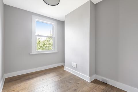 2 bedroom flat to rent, Gurdon Road London SE7