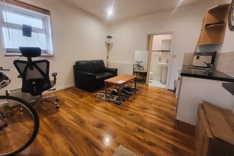 Studio to rent, Kingston Road, London SW20