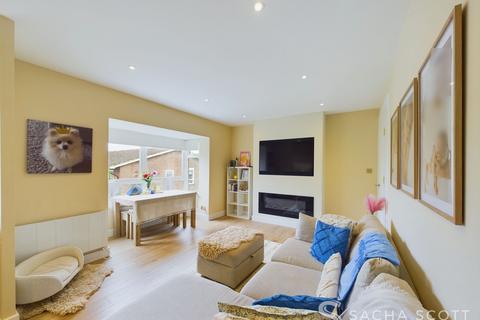 2 bedroom flat for sale, Southwood Close, Worcester Park, KT4