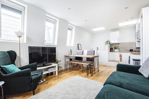 2 bedroom flat to rent, Garratt Lane Earlsfield SW18