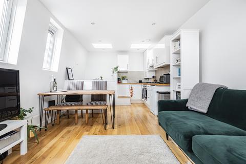 2 bedroom flat to rent, Garratt Lane Earlsfield SW18