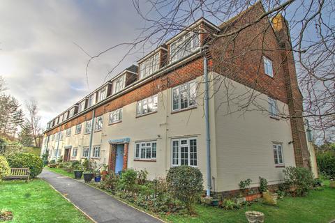 2 bedroom apartment to rent, The Lawns, Eastbourne BN22