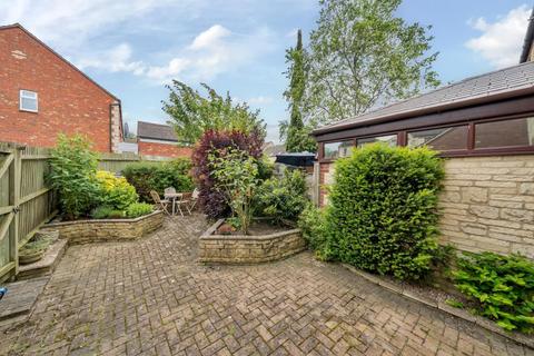 3 bedroom end of terrace house for sale, Lyneham Close,  Deer Park, ,  Witney,  OX28