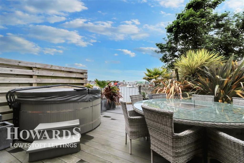 Oulton Broad 4 bed semidetached house to rent £1,600 pcm (£369 pw)