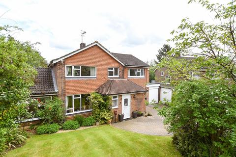 4 bedroom link detached house for sale, Woodfield Close, Redhill, Surrey